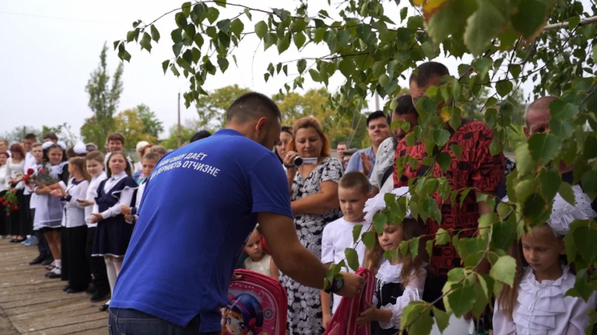 В День знаний ребятам из Кураховки подарили 30 рюкзаков