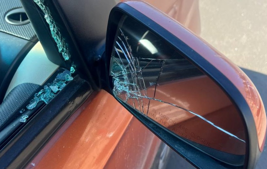 Дончанин из ревности разбил стекла и зеркала в машине сожительницы
