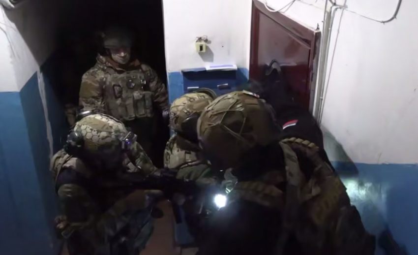 В Донецке жестко задержали воров, снявших колеса с авто известного блогера 