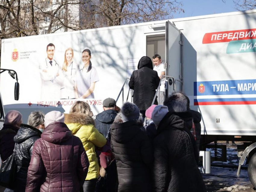 Тульские врачи принимают в передвижных медицинских комплексах в Мариуполе