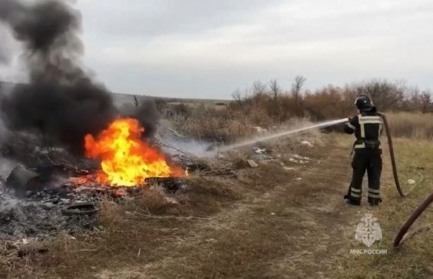 В ДНР МЧС потушили полтора гектара сухой травы и мусора