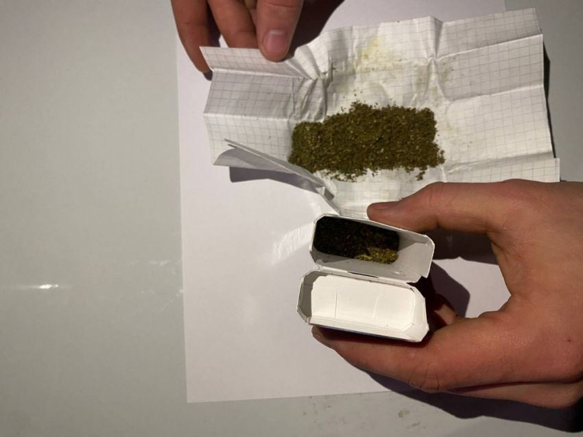 Житель Докучаевска прятал наркотики в пачке отсигарет