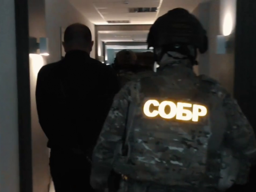 Руководителя промышленного объекта задержали в ДНР за дачу взятки замначальнику полиции