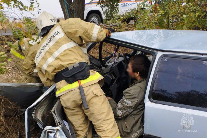 Вызволять пострадавшего в ДТП водителя в Старобешево, пришлось сотрудникам МЧС