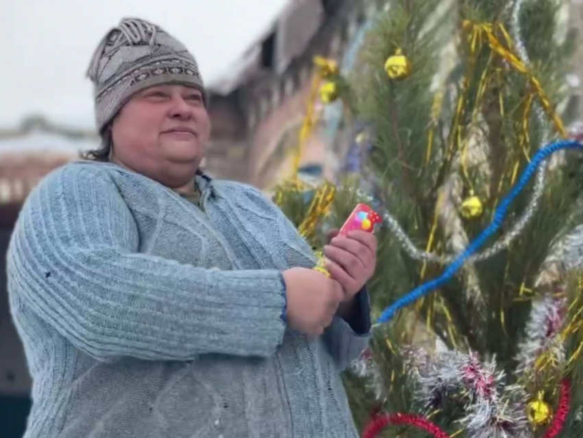 В Марьинке прошло открытие городской елки под праздничный салют из хлопушки