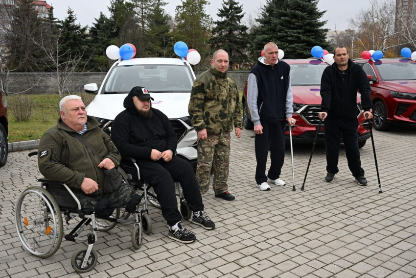 Пять ветеранов боевых действий ДНР получили ключи от новых автомобилей