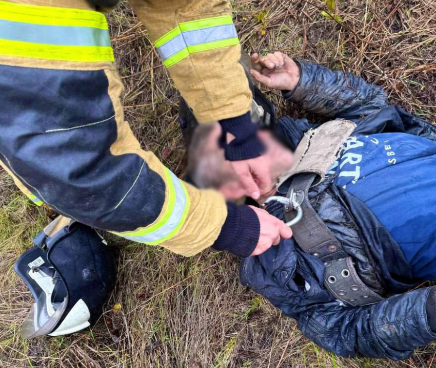 В Шахтерске мужчина сорвался в восьмиметровую яму и провёл там всю ночь