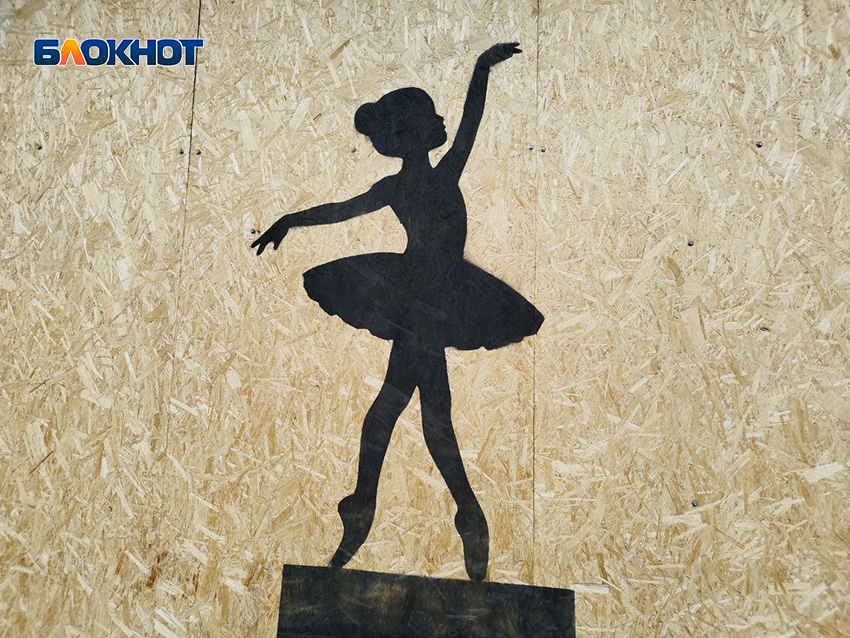 В память об убитой обстрелом 12-летней балерине Кати Кутубаевой в центре Донецка появилось граффити