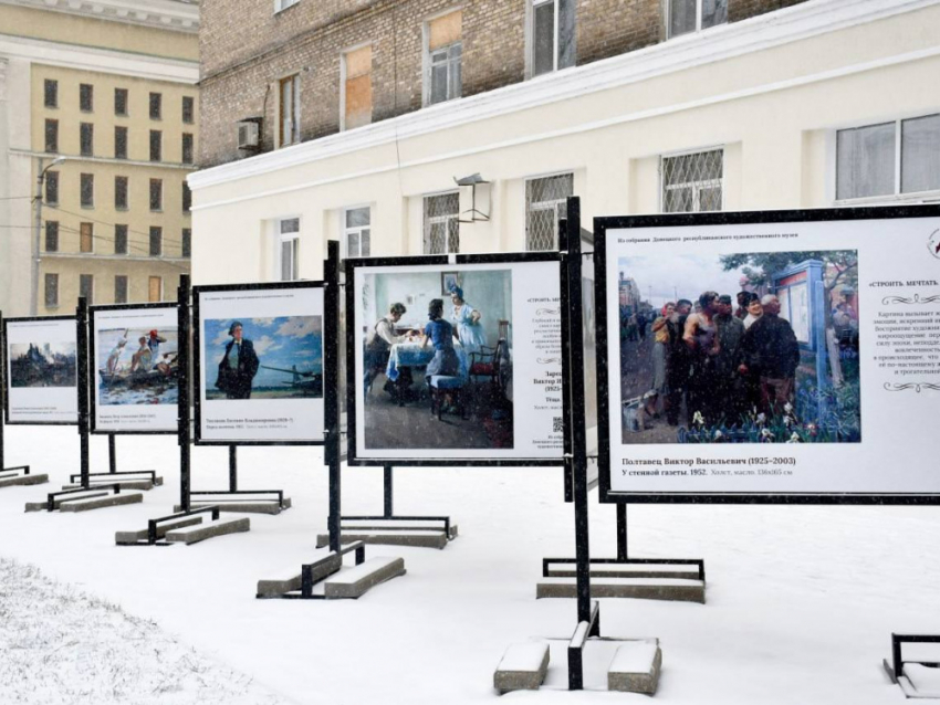 Уличную выставку картин открыли на бульваре Пушкина в Донецке 