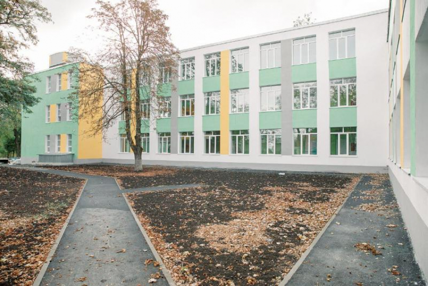 Из-за последствий стихии переведены на дистанционку и сокращены занятия в ряде школ Мариуполя ДНР