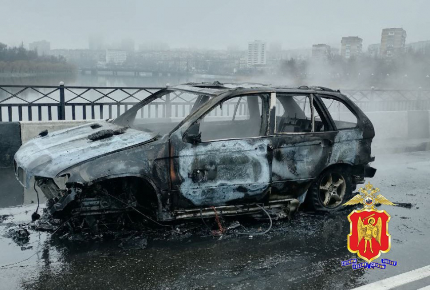 В результате серьезного ДТП на мосту через Кальмиус в Донецке сгорела BMW: ранения получила девушка пешеход