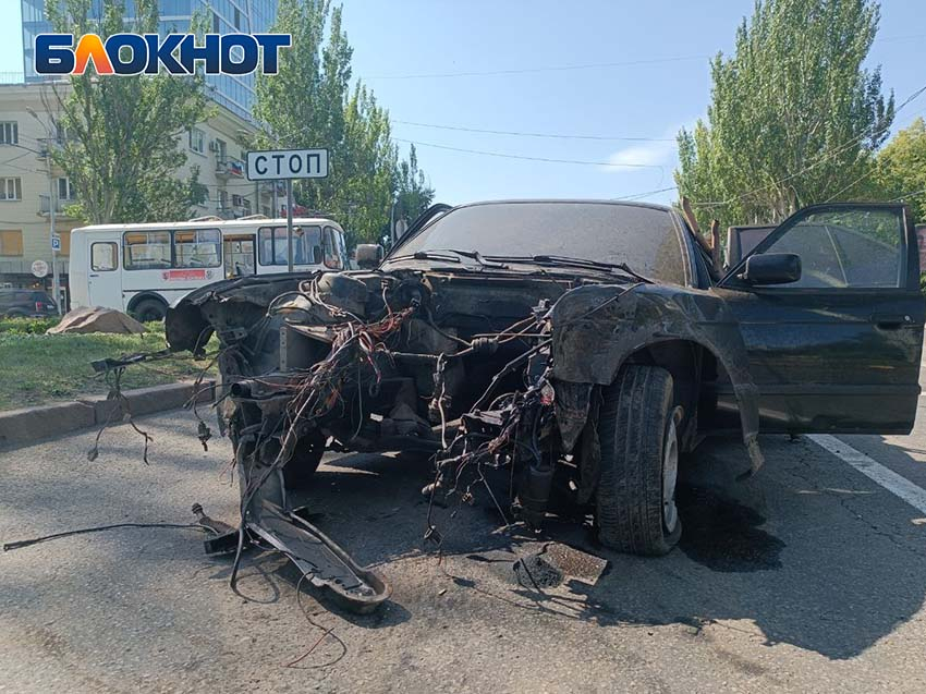 Газанул на тот свет: в центре Донецка БМВ на огромной скорости снес столб и «выплюнул» мотор