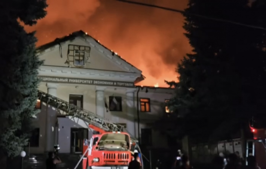 ВСУ обстреляли центр Донецка кассетными боеприпасами: горит здание университета 