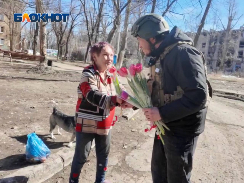 Цветы в Авдеевку: волонтеры поздравили жительниц освобожденного города ДНР с 8 Марта