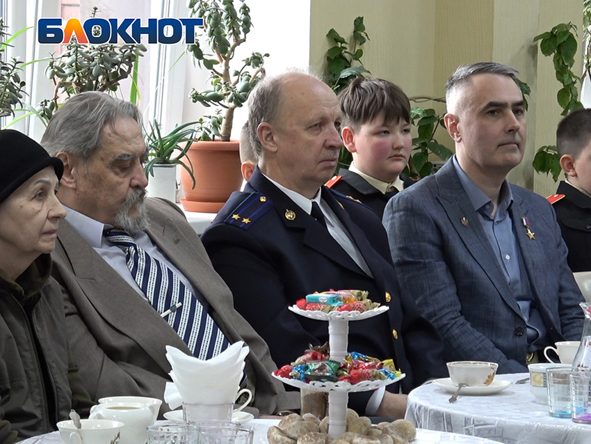 Космонавт Евгений Тарелкин встретился с воспитанниками донецкого кадетского корпуса