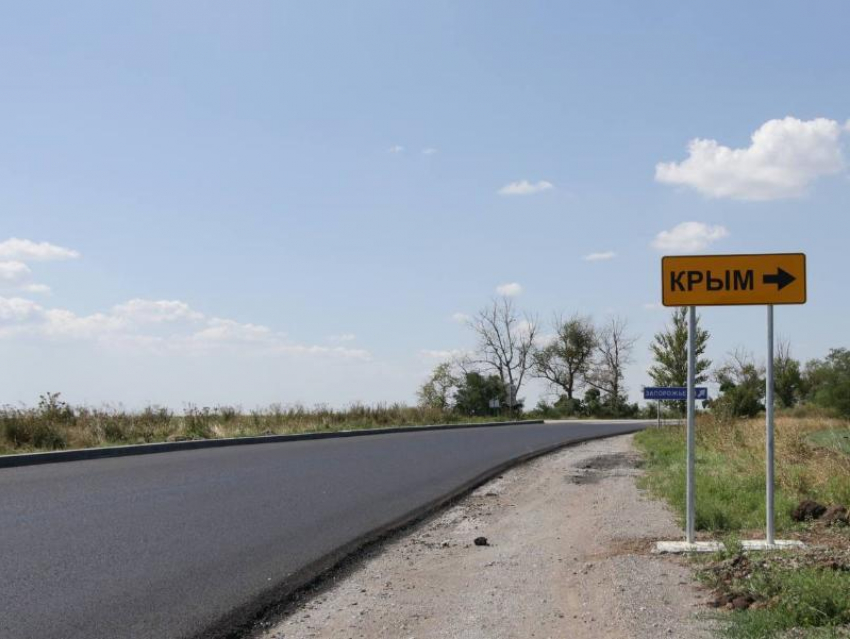 Дорожники завершили ремонт 60 километров трассы из ДНР в Крым  