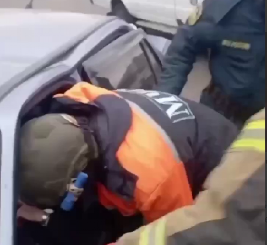 Пятилетнего ребёнка спасли сотрудники МЧС после ДТП в Куйбышевском районе Донецка