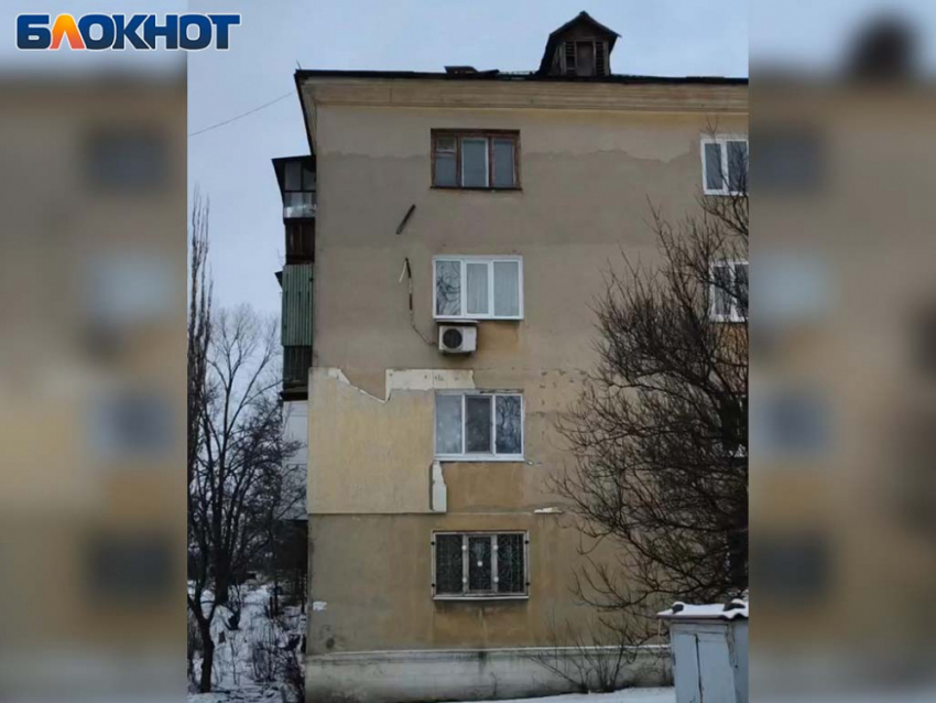 ЖЭК игнорирует прорванное отопление и срывающуюся крышу в многоэтажке в Зугрэсе