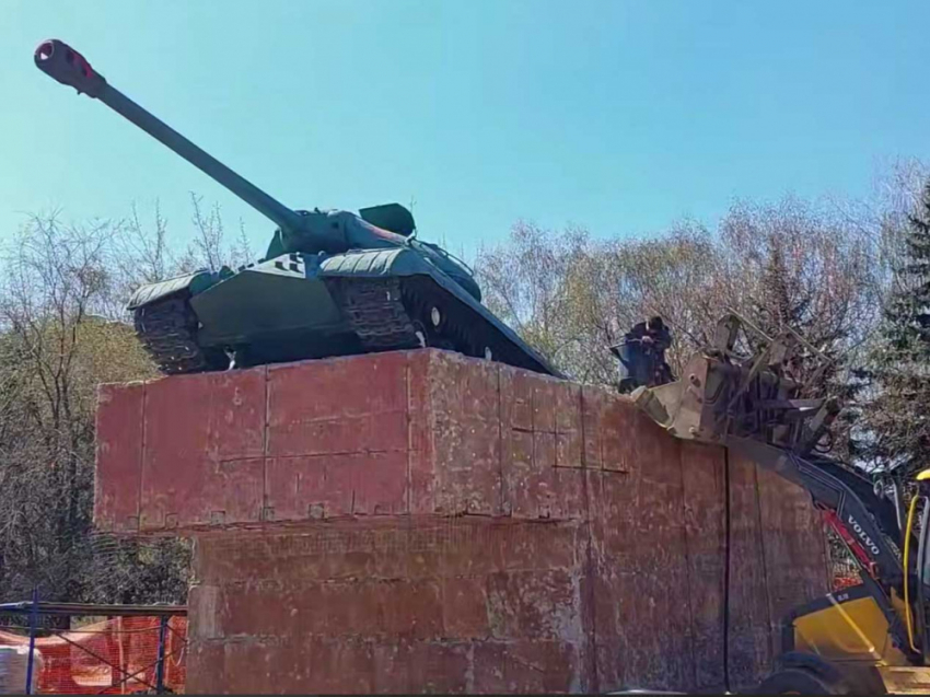 К 9 мая: в Макеевке на Аллее Победы восстанавливают легендарный танк ИС-3