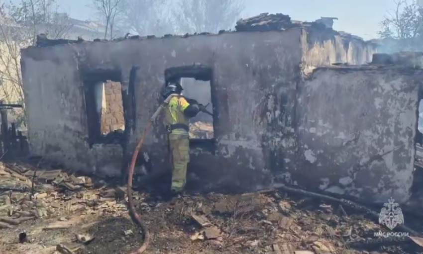 В Ждановке, ДНР, 11 зданий и 13 хозпостроек уничтожил огонь из-за загоревшегося сухостоя