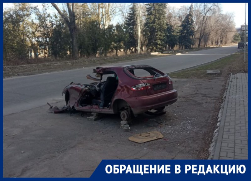 В Ленинском районе Донецка горы мусора перекрыли тротуары