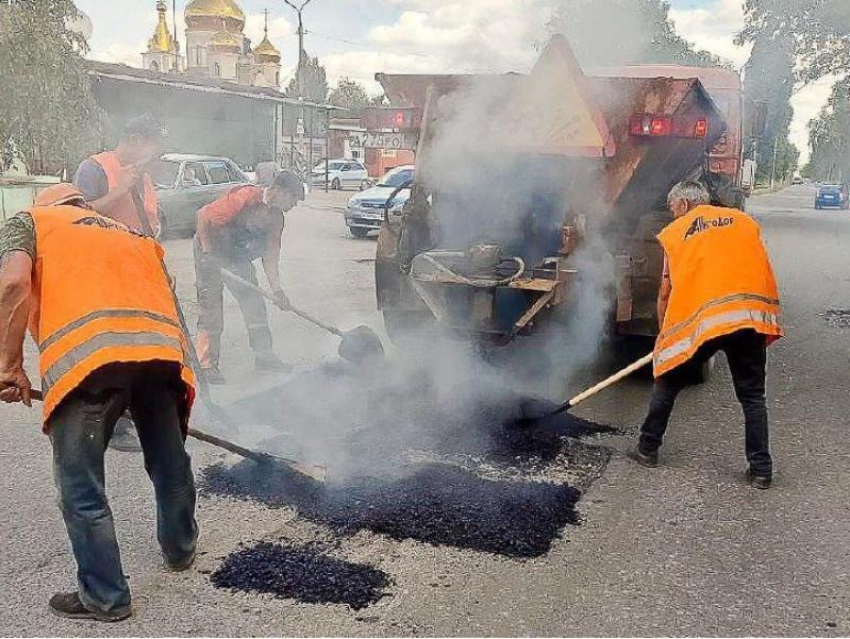 Ямочный ремонт 10 км трассы между Розовкой и Кировским выполняют дорожники ДНР 