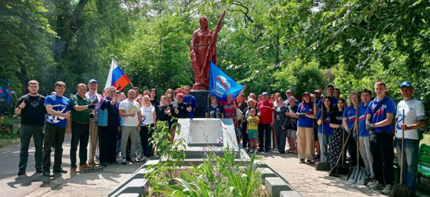 Жители Донецка провели субботник