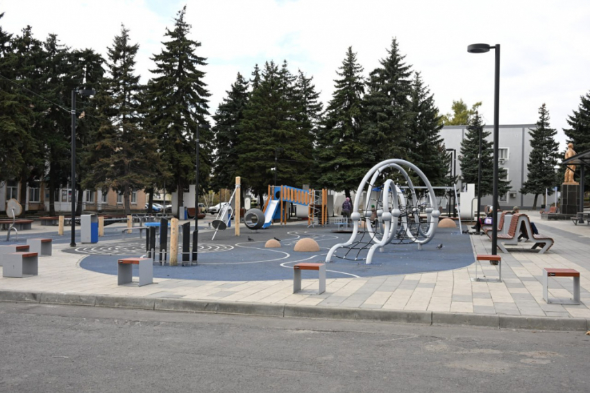Центральную площадь в Снежном завершают, горожане выбрали название 