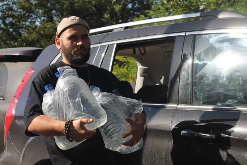 Активисты привезли около 500 литров воды школьникам в Курахово