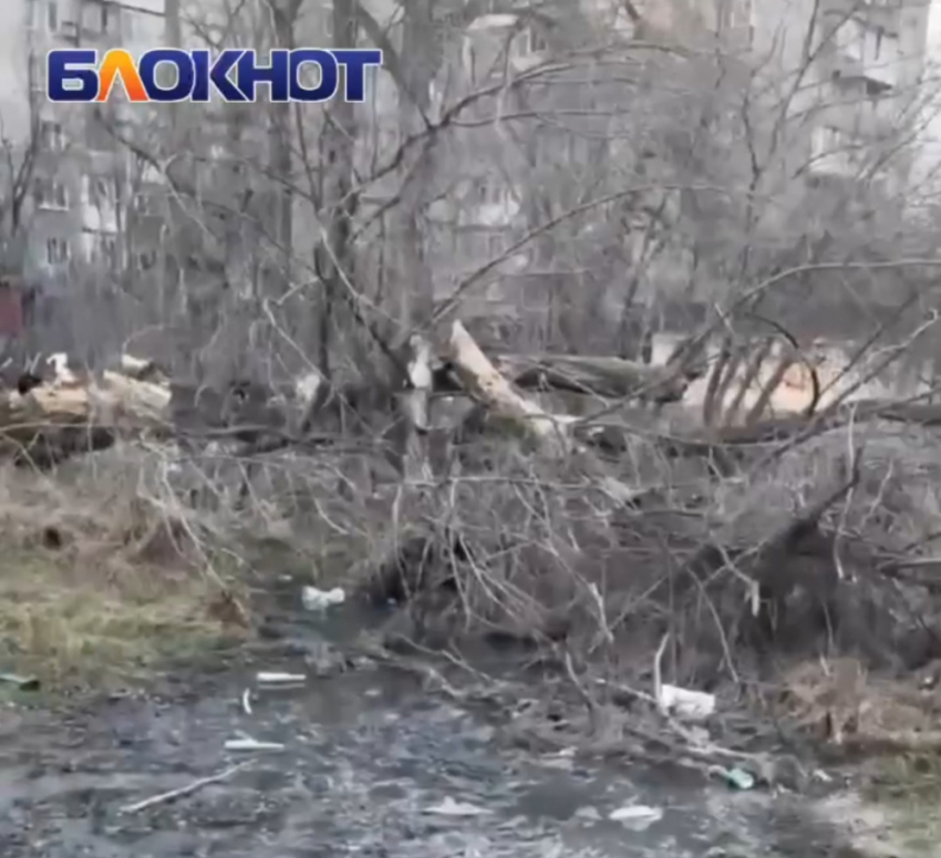 Зелёное вонючее болото залило детскую площадку в Киевском районе Донецка