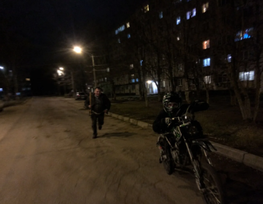 Мужик с битой ночью гонялся за питбайкерами на Зелёном микрорайоне в Макеевке