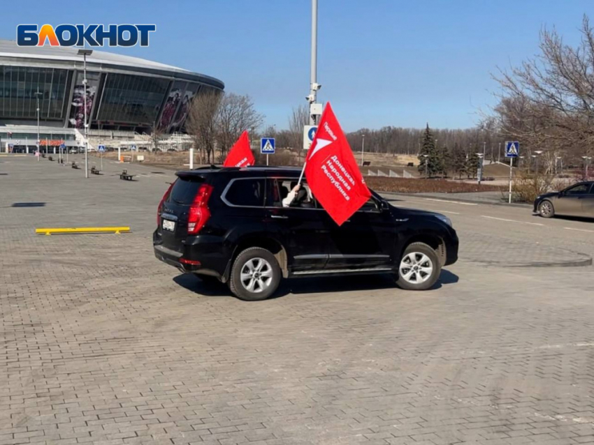 Региональное отделение Движения Первых поздравило жительниц Донецка с Международным женским днём в формате авто-пробега