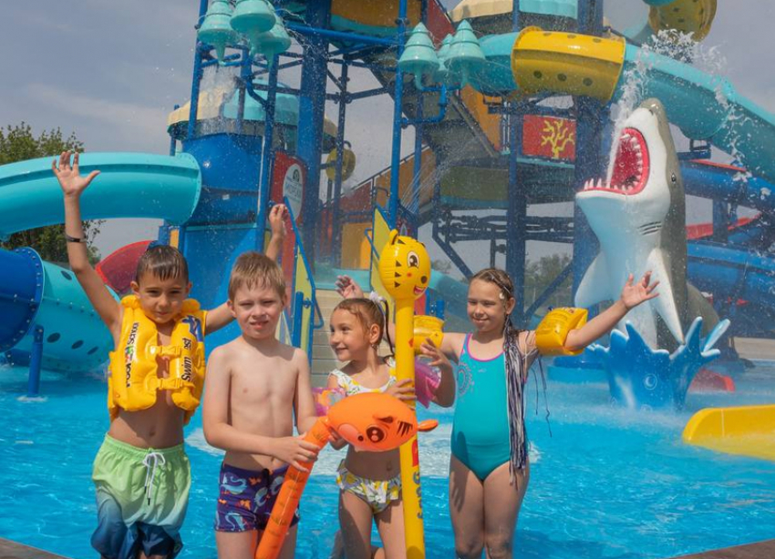 Получите детский билет в подарок* в аквакомплекс со стеклянным бассейном и большим детским аквагородком  на летние каникулы