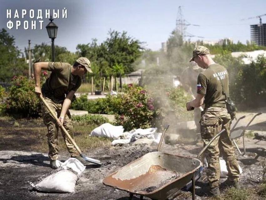 Волонтёры «Народного Фронта» помогают восстанавливать храмы и эвакуировать мирных жителей в ДНР