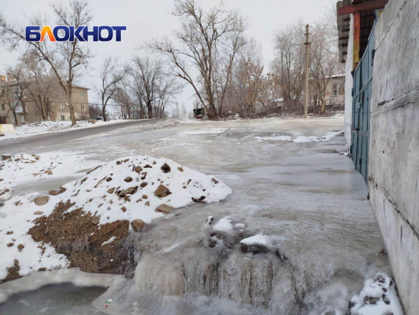 В жуткий каток превратил Луганское шоссе многолетний порыв в Енкаиево ДНР