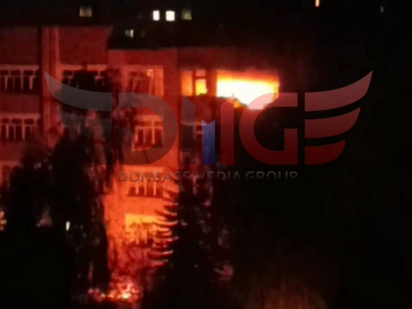 Ребенок оказался под завалами после атаки тяжелого БПЛА, пожар произошел в школе в Горловке