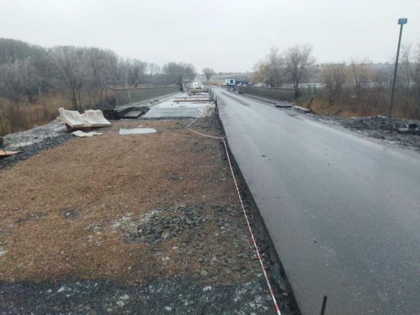 В Волновахском районе достраивают мост через реку