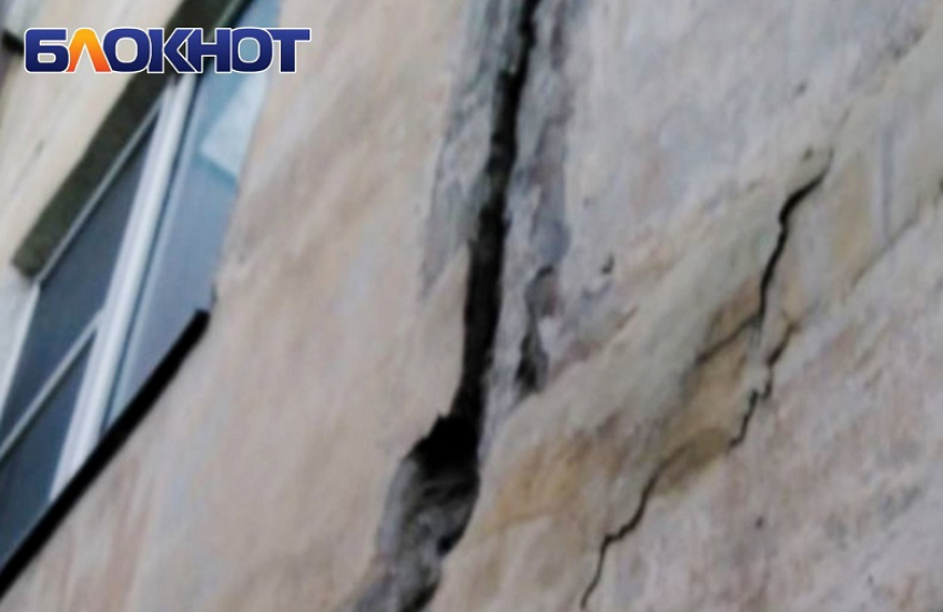 В Макеевке многоэтажка трещит по швам из-за текущих труб и бездействия коммунальщиков