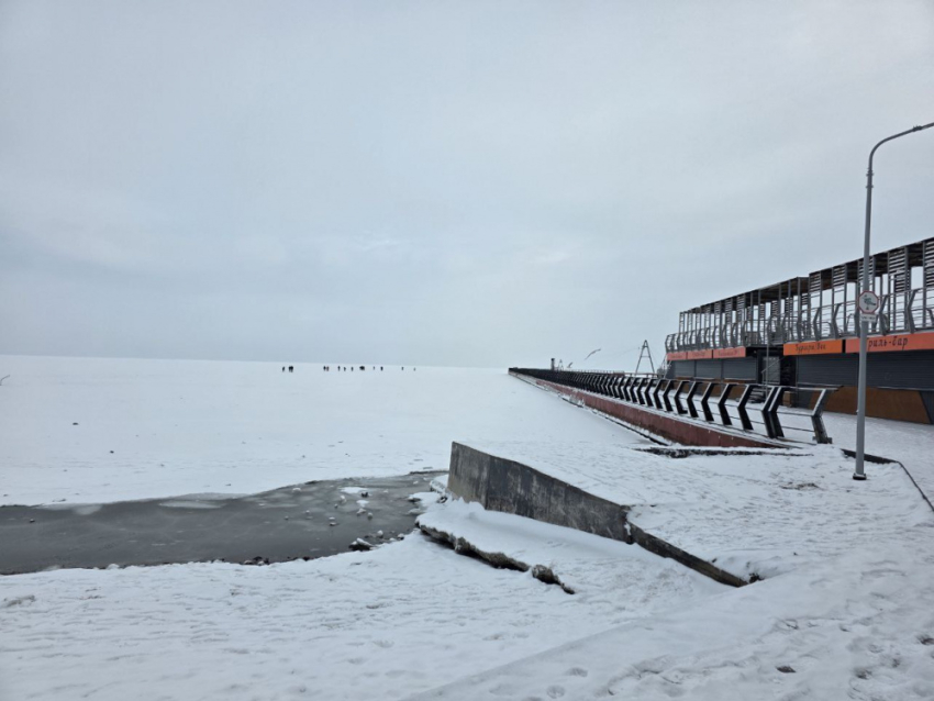 Азовское море покрылось толстой и ровной коркой льда у Мариуполя – края льдины не видно