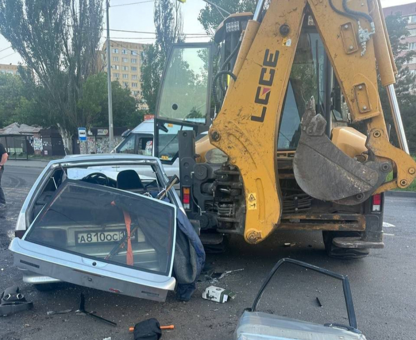 В Мариуполе автомобилист сбил пешехода, столкнулся с микроавтобусом и трактором