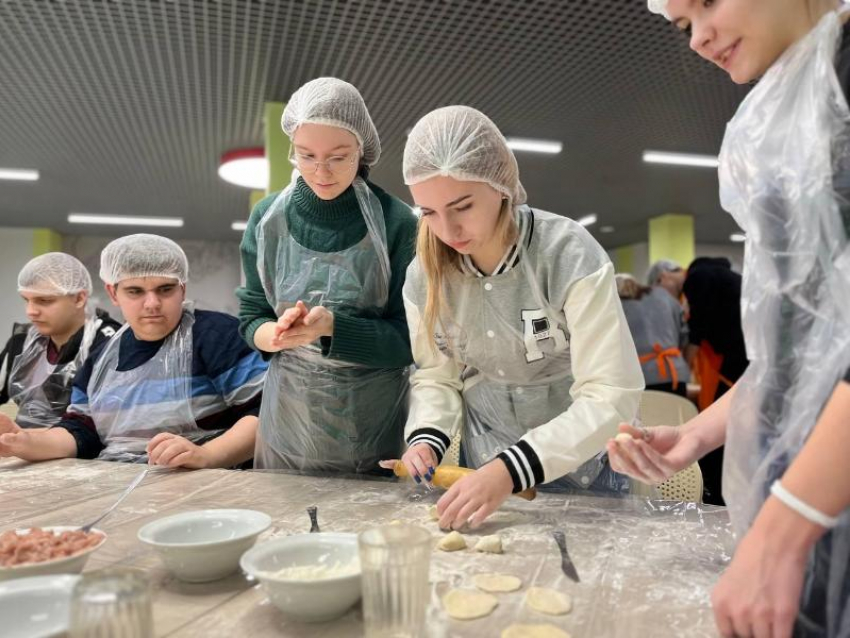 Лепили и ели со сметаной: макеевские школьники принесли ДНР победу в пельменном состязании