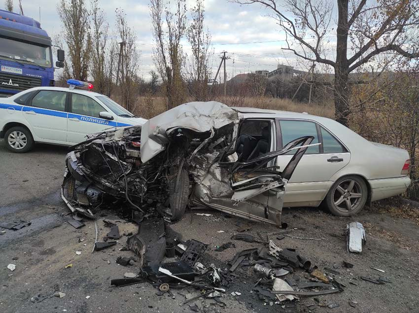 «Мерседес» опрокинул фуру: выезд встречку стал причиной масштабного ДТП в ДНР