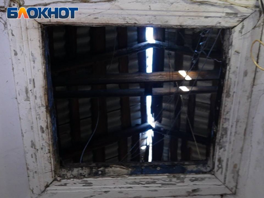 В Донецке жители многоэтажки годами живут с дырявой крышей и в затопленных от дождя квартирах 