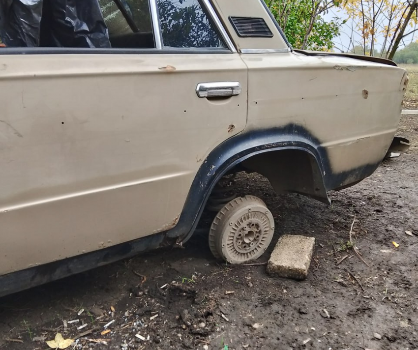 Детвора из ДНР вскрыла «шестёрку» и сняла всё, что откручивалось 