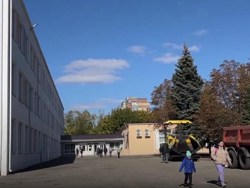 Якутские ремонтники заасфальтировали территорию одной из школ Кировского 