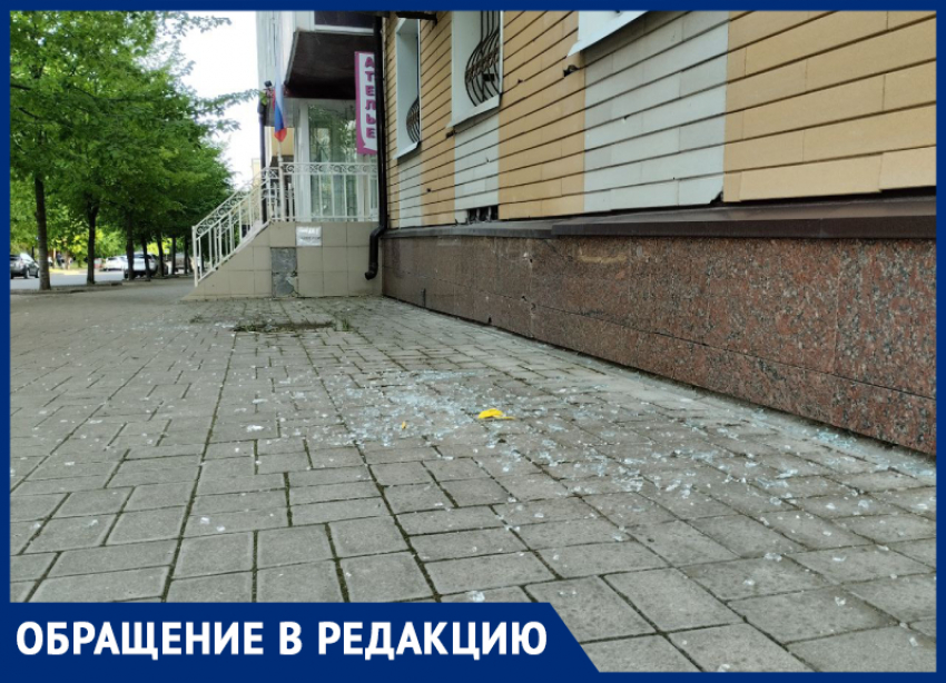 Центр Донецка: стекла летят на головы прохожих