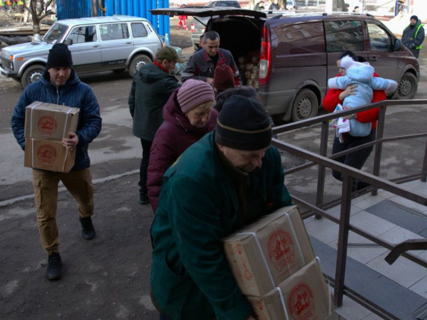 Протянули руку помощи: медикам одного из самых разрушенных районов Мариуполя доставили продукты и средства личной гигиены