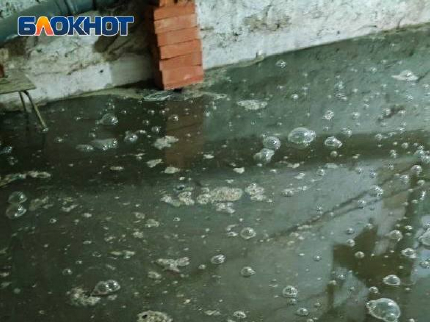 Фекальный бассейн в бомбоубежище дома №12 в 57-ом квартале Макеевки портит жизнь жильцам 