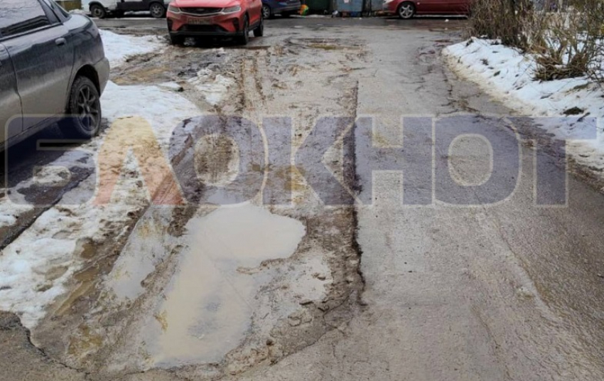 Асфальт ушел вместе со снегом на Звягильского в Донецке
