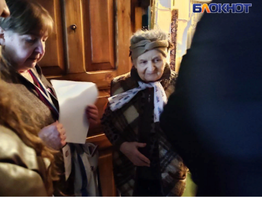 Донецкая заслуженная учительница в 92 года проголосовала на выборах после содействия Общественной палаты ДНР